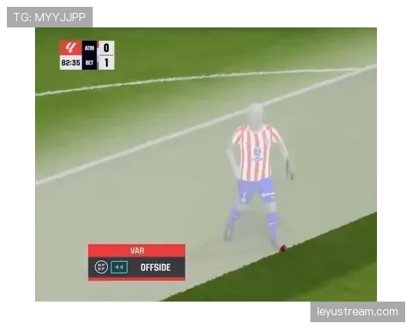 VAR争议再起:一次可能改变比赛走势的快速反击,因模糊越位判定而被吹停 VAR争议再起:一次可能改变比赛走势的快速反击,因模糊越位判定而被吹停